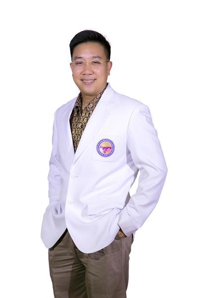 รศ.นพ.รัฐพล ตวงทอง ปฏิคมและแพทย์ผู้เชี่ยวชาญสมาคมแพทย์ผิวหนังแห่งประเทศไทย