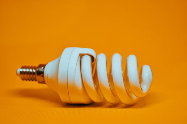 เทียบชัด! หลอดไฟเกลียว vs หลอด LED แบบไหนใช้งานในบ้านคุ้มกว่า?